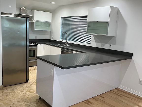 4th image of 1146 N Clark St #8