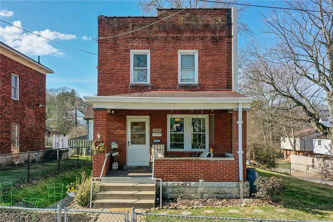 3205 Universal St photo 1