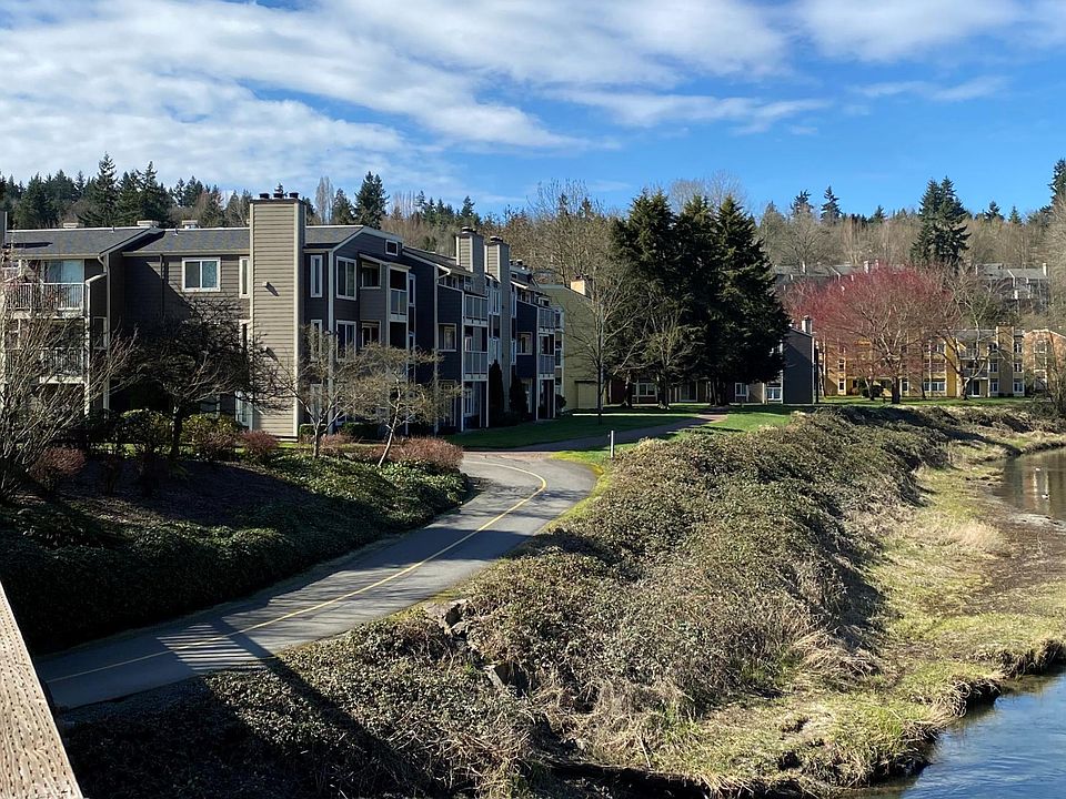 Walk to the park, downtown Redmond, grocery stores, movies, bars and restaurants.
