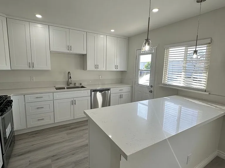240 W Collins — Photo 5