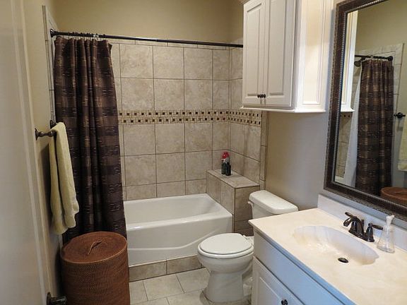 3rd image of 10620 Oxford Ave