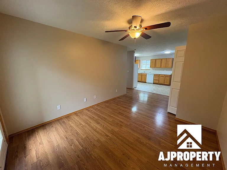 925 S Newcomb Ave — Photo 5