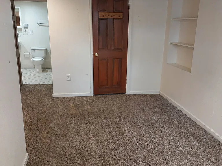 College Housing - 4 bedrooms — Photo 60