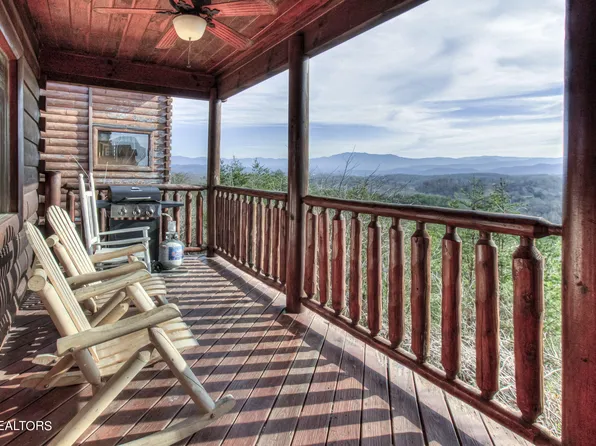 1071 Towering Oaks Dr, Sevierville, TN 37876