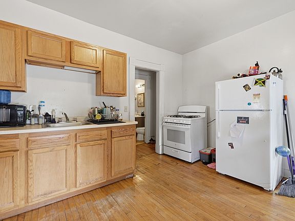 3rd image of 751 Belmont Ave