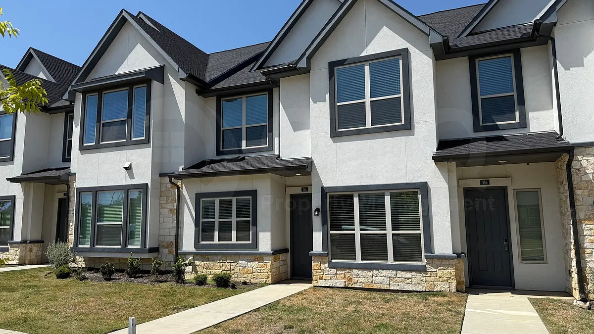 4 bed, 2.5 bath, 2159 sqft, $2,449 — Photo 3