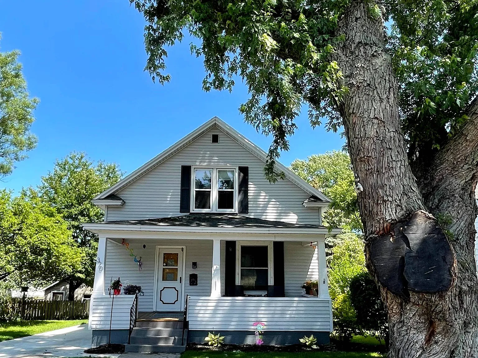 Quaint 3 Bedroom, 2 Bathroom Home in Downtown Ludington — Photo 1