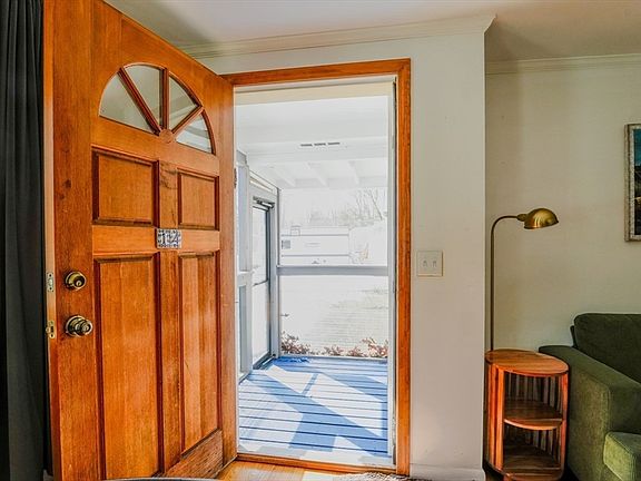 4th image of 14 Melinda Ln