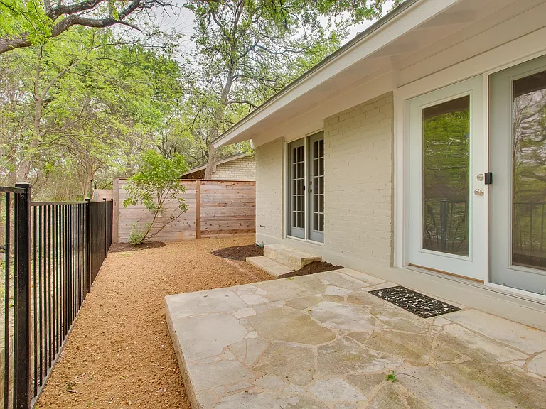 2300 Trailside Drive — Photo 2