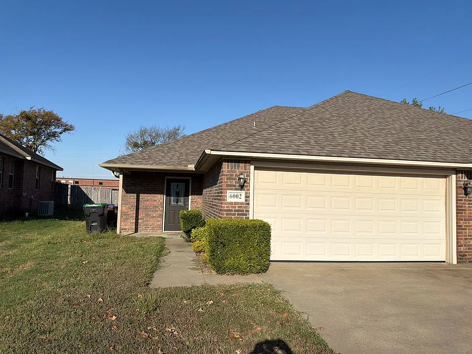 6000-6002 White Oak Cir