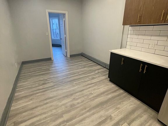 2nd image of 484 Mercer St #3A