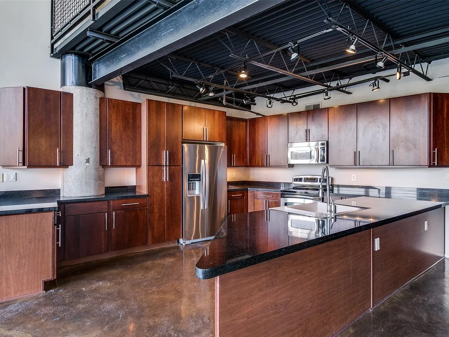 2 bed, 2.0 bath, 2405 sqft, $4,650 — Photo 3