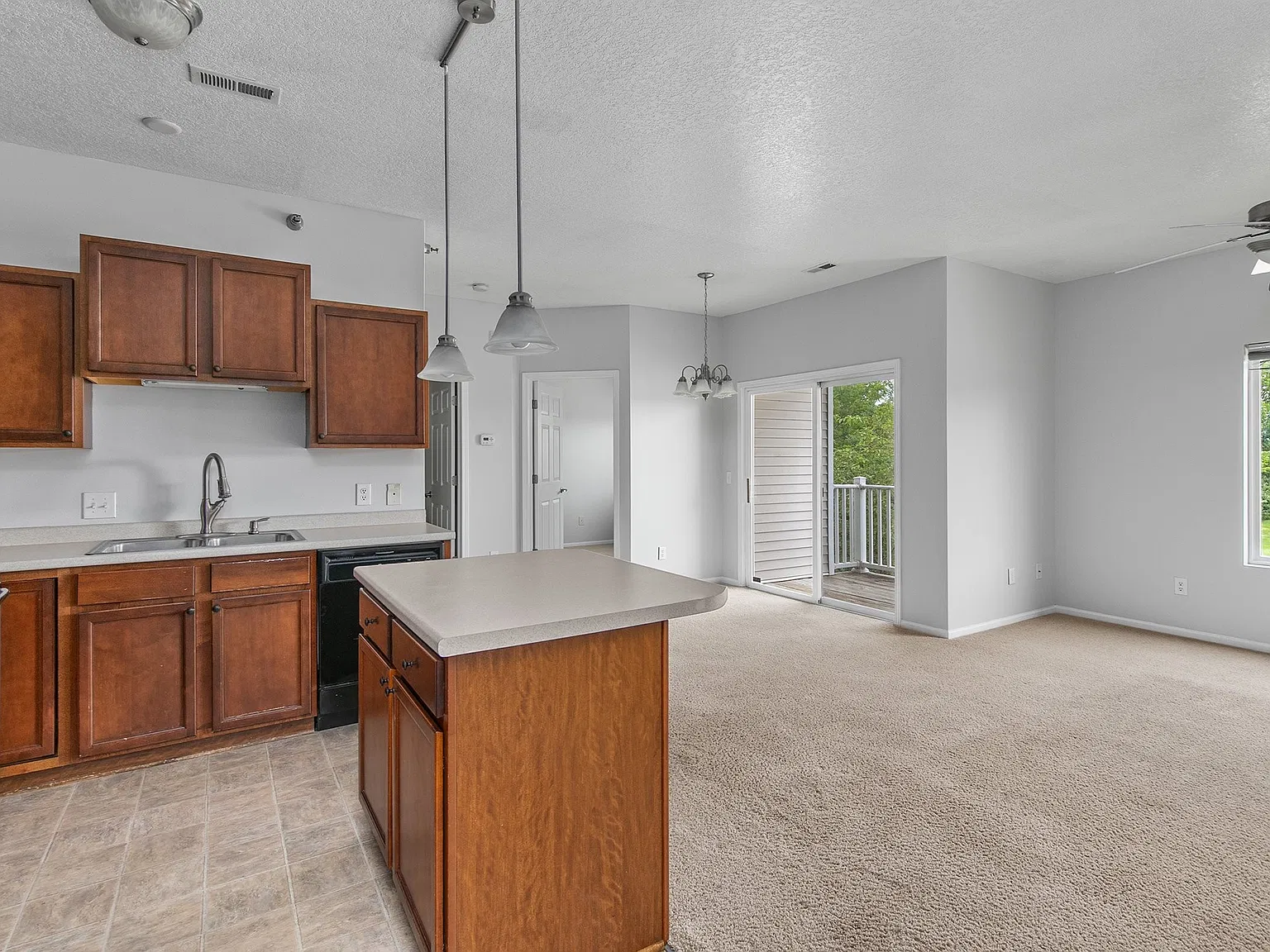 2 bed, 995 sqft, $1,300 — Photo 4
