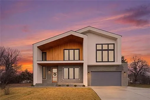 6 bed, 5.0 bath, 7500 sqft, $5,000 — Photo 2