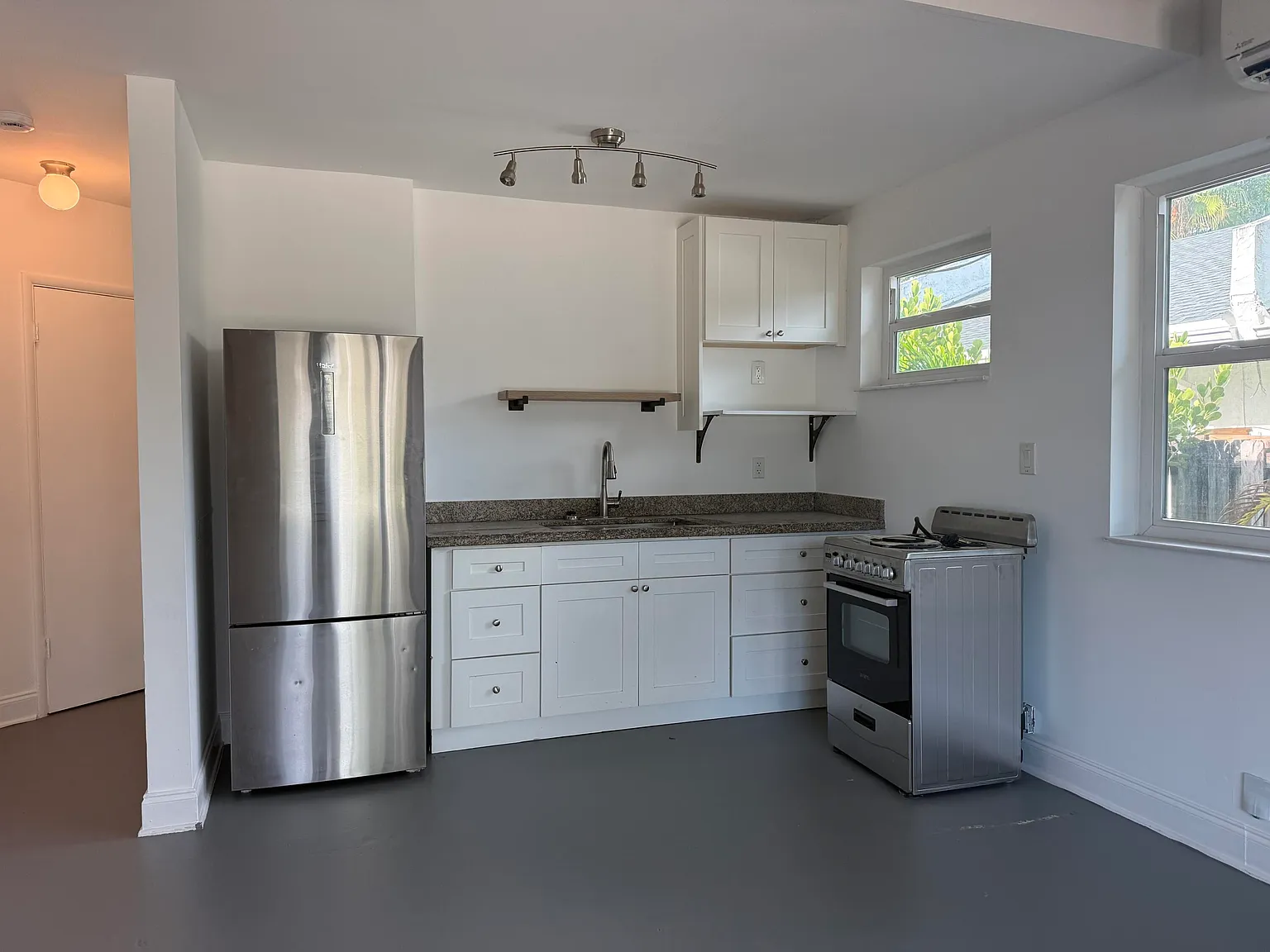 Studio, 1.0 bath, 300 sqft, $1,700 — Photo 2