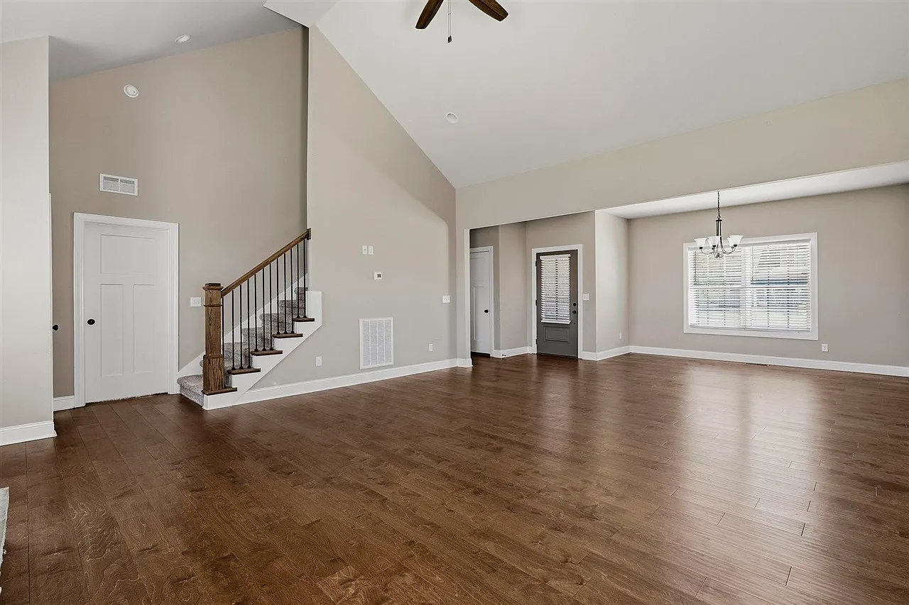 3 bed, 1868 sqft, $2,200 — Photo 2