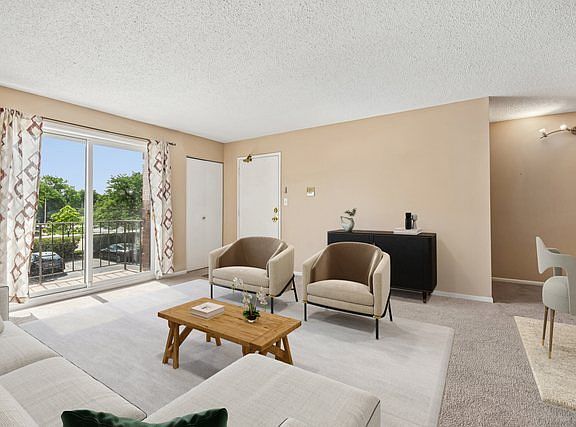3rd image of 5403 Chateau Dr #4