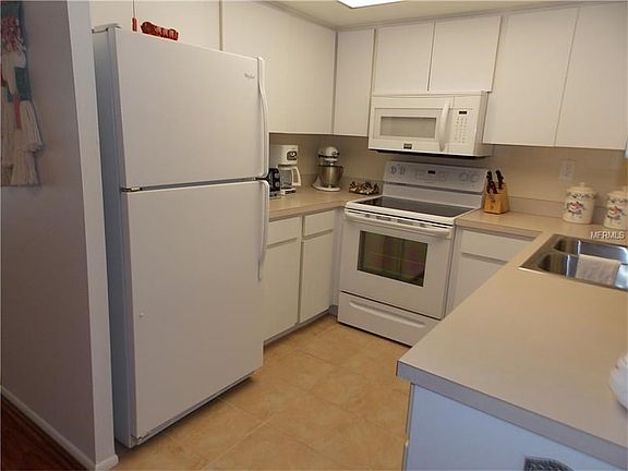 Kitchen w/Newer applicances