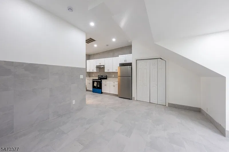2 bed, 1.0 bath, $1,975 — Photo 4