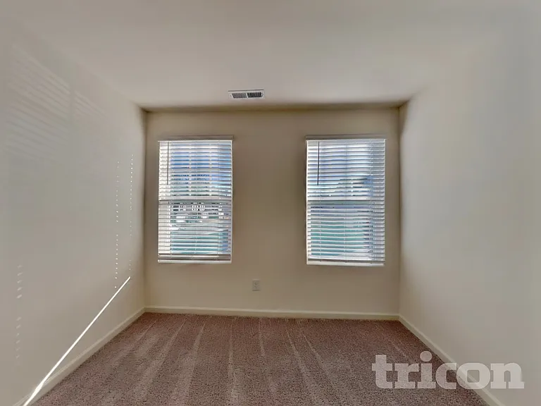 130 Lynnridge Dr — Photo 12