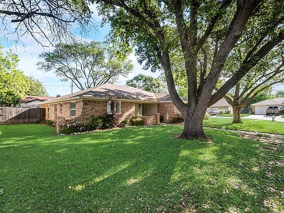 3rd image of 4201 Woodhill Dr