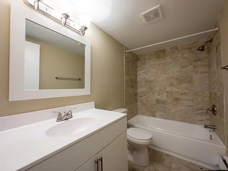 Bathroom | Lincoln Court Apartments Bathroom | Lincoln Court Apartments