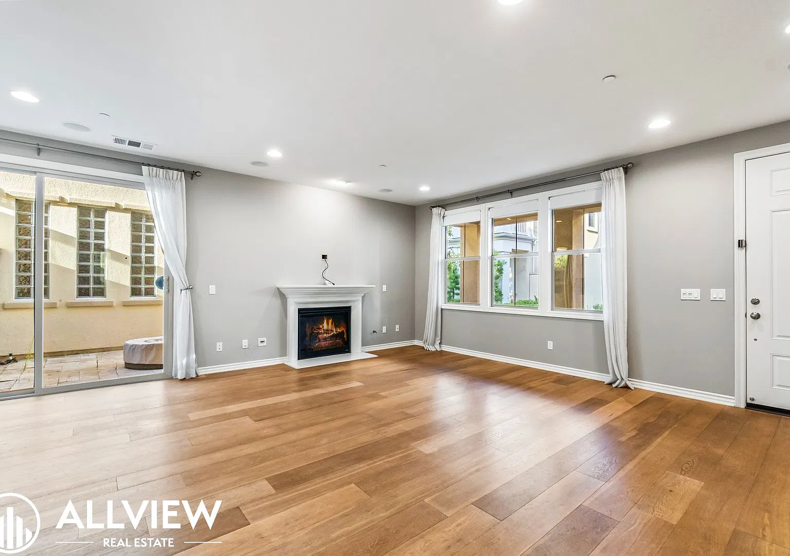 Highly Upgraded 4 Bed, 4.5 Bath Condo Available in Pacific Shores! — Photo 4