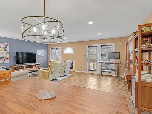 3rd image of 474 Cherryhill Dr