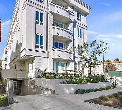 3rd image of 907 S Shenandoah St #301