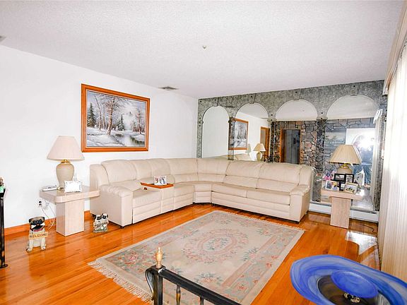 4th image of 42 West Dr