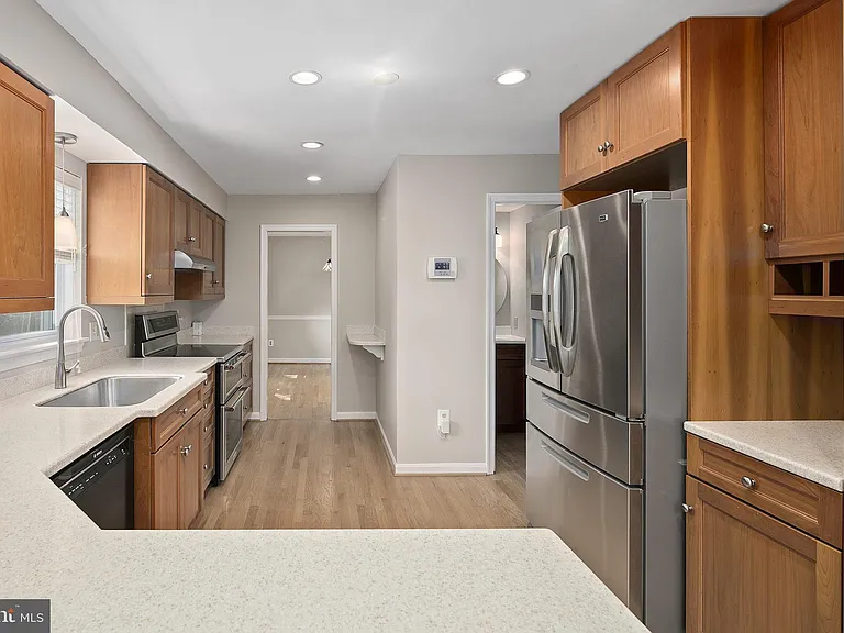 2542 N Wakefield St — Photo 22
