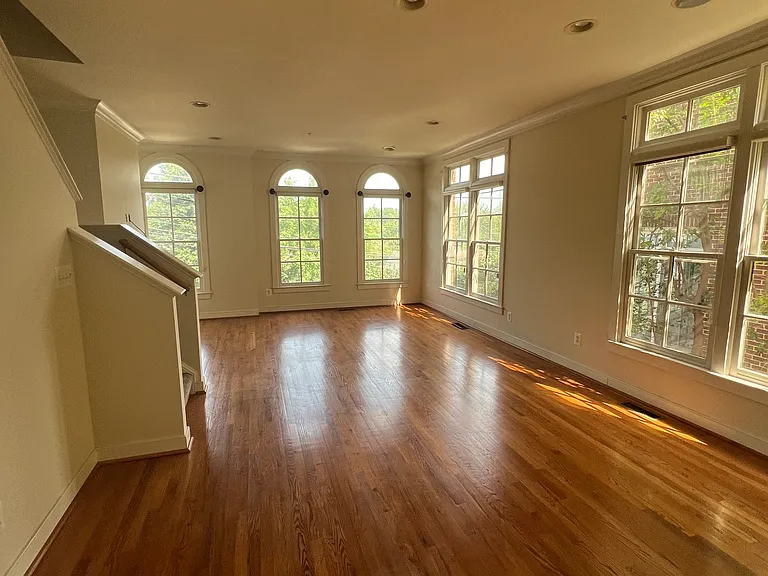 11040 Amherst Ave — Photo 4
