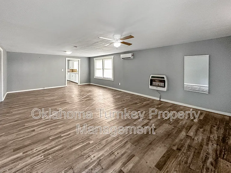 1104 W 8th St — Photo 7
