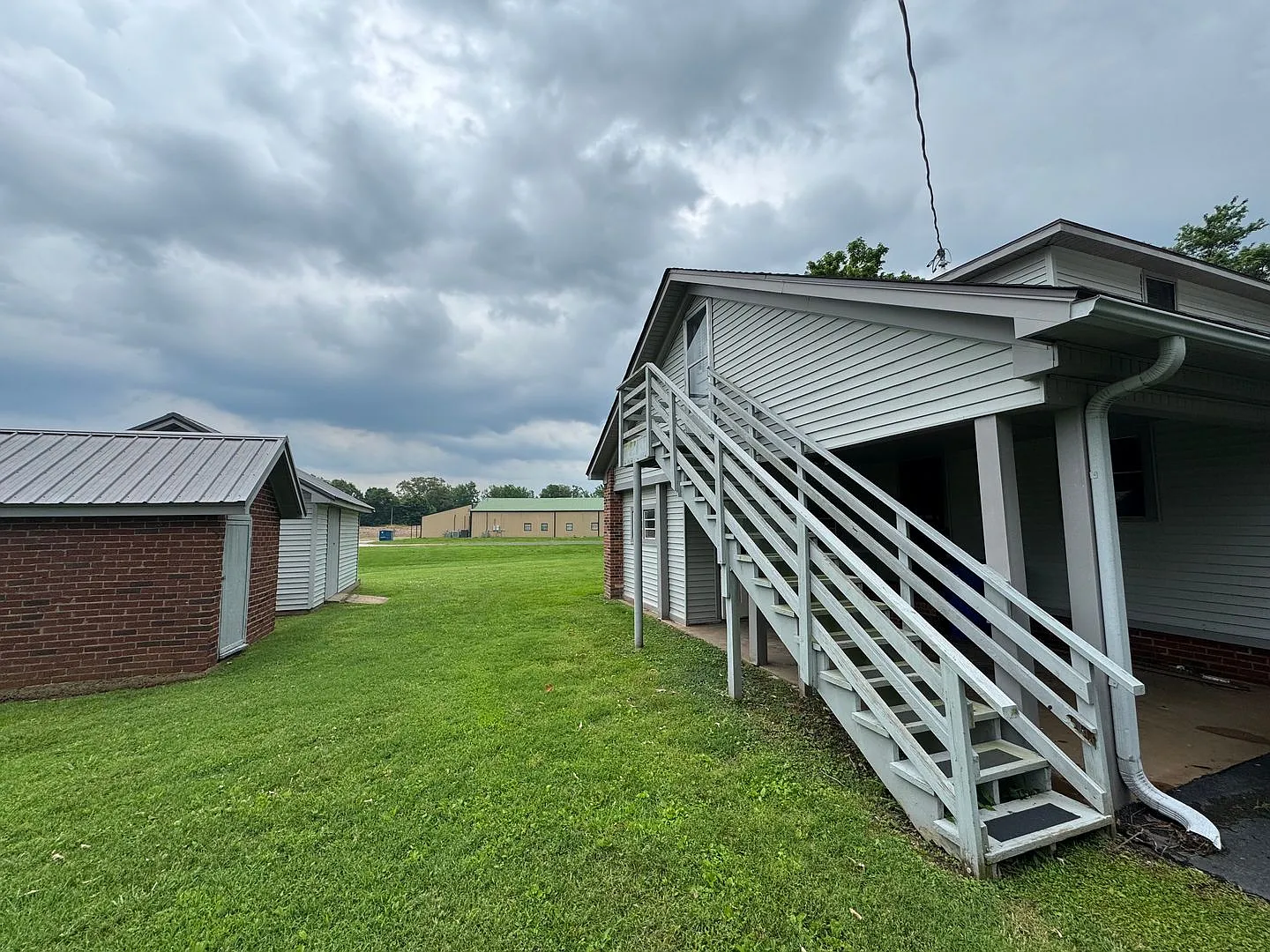 Prime Location! 3 Bed Home on Highway to Martin! — Photo 4
