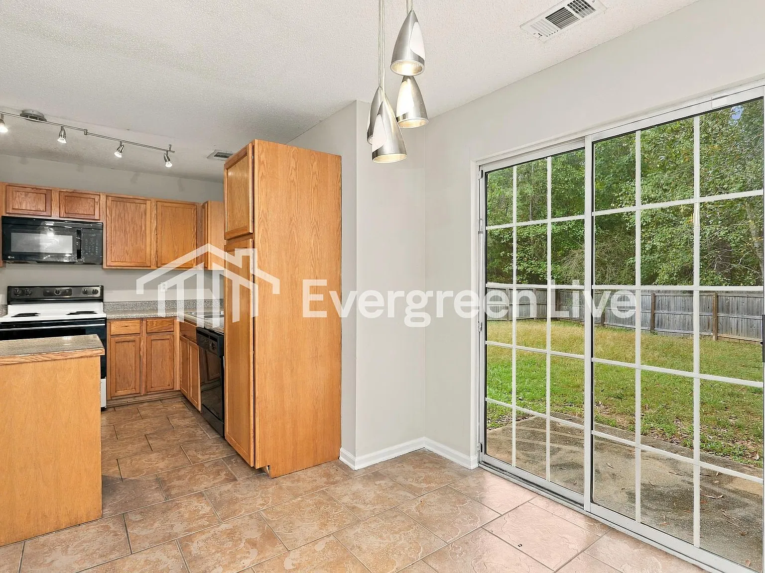 3 bed, 2.5 bath, 1734 sqft, $1,795 — Photo 3