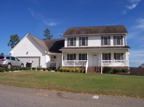 34 Robeson St, Spring Lake, NC 28390
