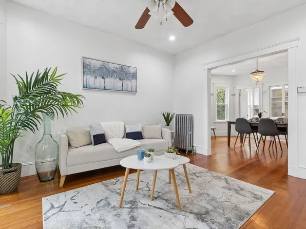 215 Crafts Rd #2, Brookline, MA 02467