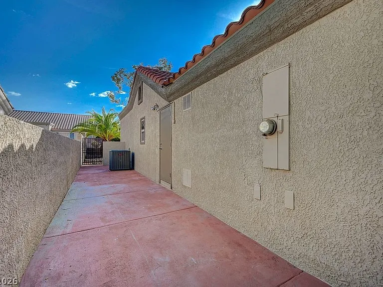 8753 Sundial Dr — Photo 12