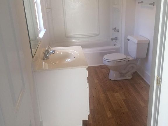 Bath w/ tub shower combo