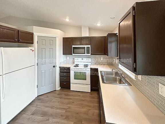 5th image of 1017 W Edwards Ave