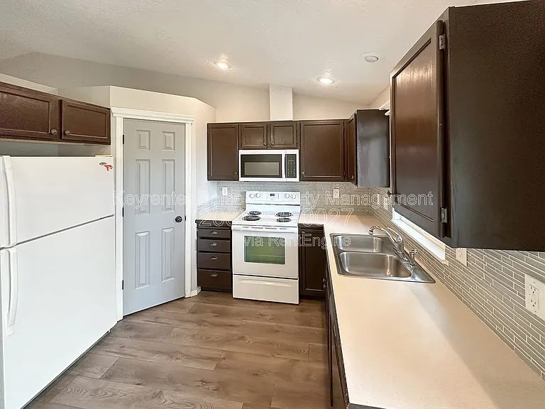 1017 W Edwards Ave — Photo 5