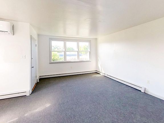 Living Room / Dining Area (2)