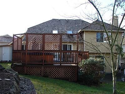 Spacious back deck w/Hot tub