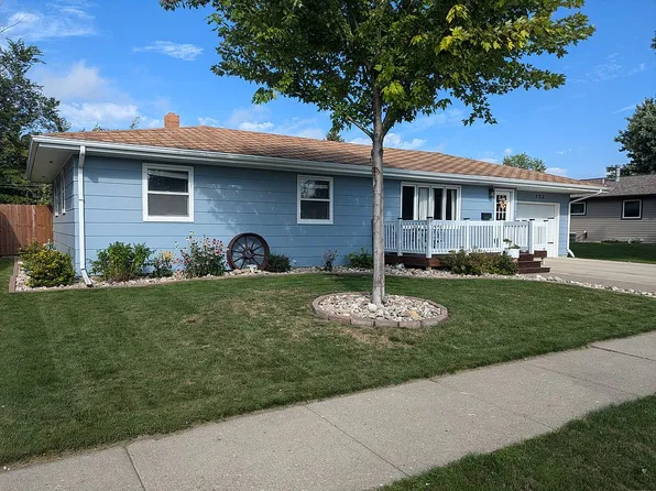 325 17th Ave NE, Jamestown, ND 58401