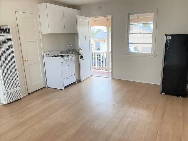 2945 De La Vina St — Photo 1