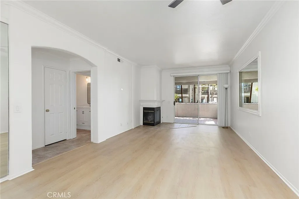 2 bed, 971 sqft, $3,300 — Photo 4