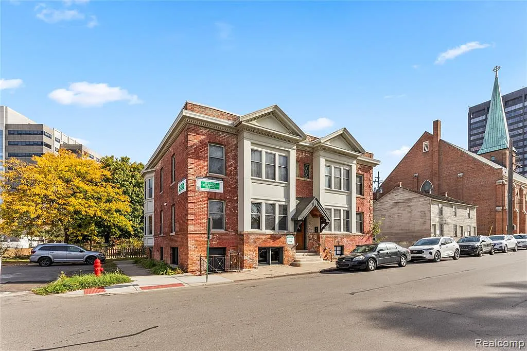 2 bed, 1.0 bath, 900 sqft, $1,700 — Photo 2