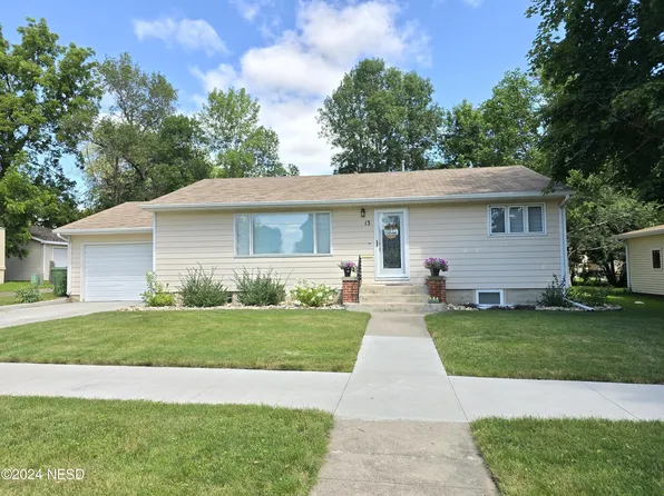 13 4th Ave NE, Watertown, SD 57201
