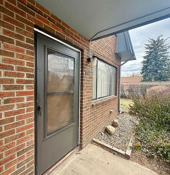 1st image of 433 W 8th St