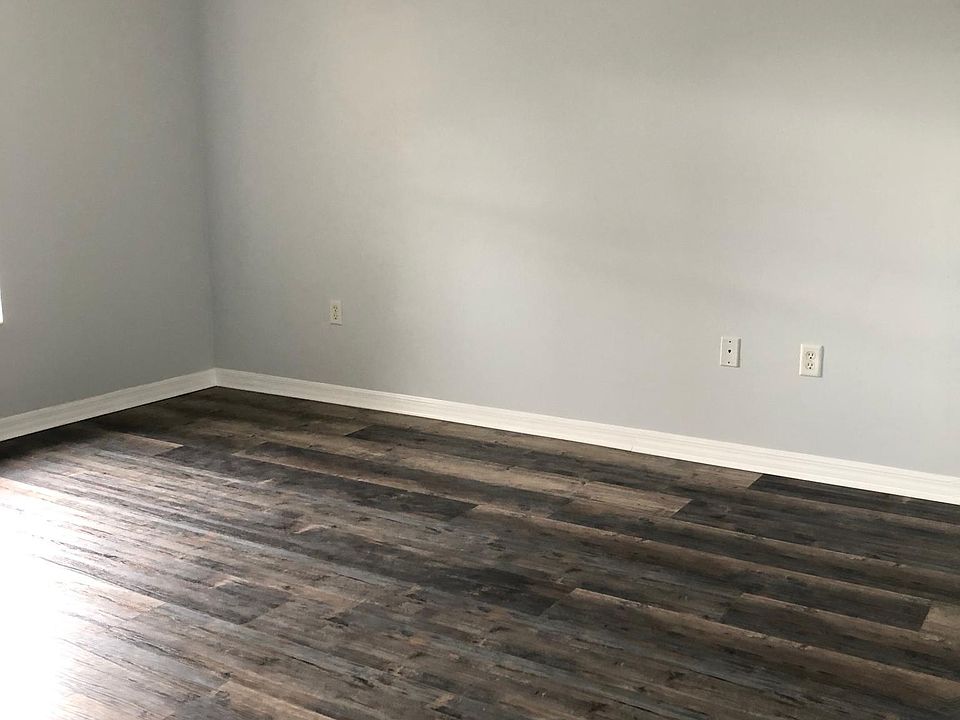 1st image of 806 SE 8th Pl
